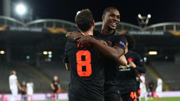 Fotbalista Manchesteru United Juan Mata slaví gól proti LASK Linec. Fotbalista Manchesteru United Juan Mata slaví gól proti LASK Linec.