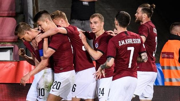 Fotbalisté Sparty Praha oslavují gól Bořka Dočkala během utkání 31. kola Fortuna ligy. Fotbalisté Sparty Praha oslavují gól Bořka Dočkala během utkání 31. kola Fortuna ligy.