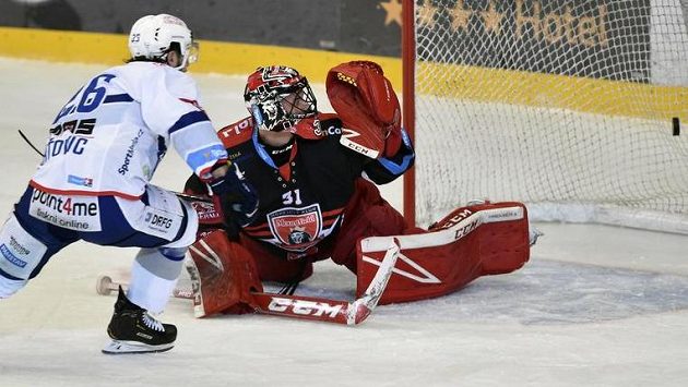Martin Zaťovič z Brna dává gól v oslabení. Vpravo brankář Hradce Králové Jaroslav Pavelka. Martin Zaťovič z Brna dává gól v oslabení. Vpravo brankář Hradce Králové Jaroslav Pavelka.