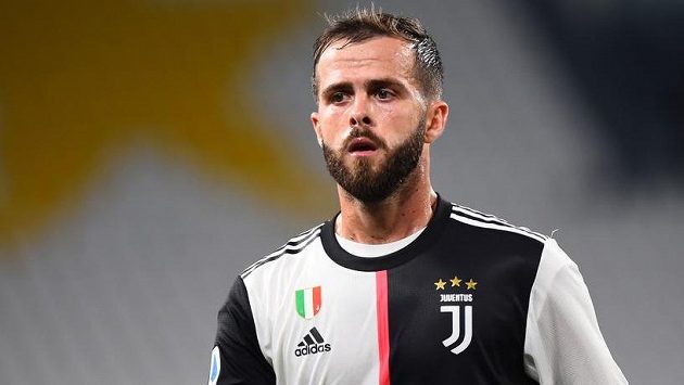 Bosenský středopolař Miralem Pjanič se stěhuje z Juventusu do Barcelony. Bosenský středopolař Miralem Pjanič se stěhuje z Juventusu do Barcelony.