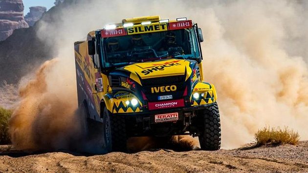 Posádka Martin Macík, František Tomášek, David Švanda z týmu Big Shock Racing s kamionem značky Iveco. Posádka Martin Macík, František Tomášek, David Švanda z týmu Big Shock Racing s kamionem značky Iveco.