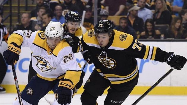 Kevin Fiala (22) z Nashvillu a Charlie McAvoy (73) z Bostonu. Kevin Fiala (22) z Nashvillu a Charlie McAvoy (73) z Bostonu.