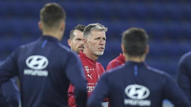 Kouč Jaroslav Šilhavý mluví k hráčům během tréninku v Charkově. Kouč Jaroslav Šilhavý mluví k hráčům během tréninku v Charkově.