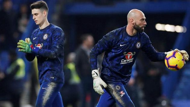 Brankáři Chelsea Willy Caballero a Kepa Arrizabalaga při rozcvičce před utkáním s Tottenhamem. Brankáři Chelsea Willy Caballero a Kepa Arrizabalaga při rozcvičce před utkáním s Tottenhamem.