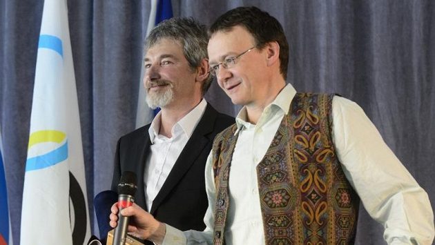 Horolezci Antonín Bělík (vpravo) a Vít Auermüller obdrželi Hlavní cenu Českého klubu fair play za rok 2012. Horolezci Antonín Bělík (vpravo) a Vít Auermüller obdrželi Hlavní cenu Českého klubu fair play za rok 2012.