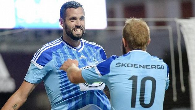 Střelec Lukáš Magera z Mladé Boleslavi (vlevo) a jeho spoluhráč Jiří Skalák se radují z gólu v utkání proti Zlínu. Střelec Lukáš Magera z Mladé Boleslavi (vlevo) a jeho spoluhráč Jiří Skalák se radují z gólu v utkání proti Zlínu.
