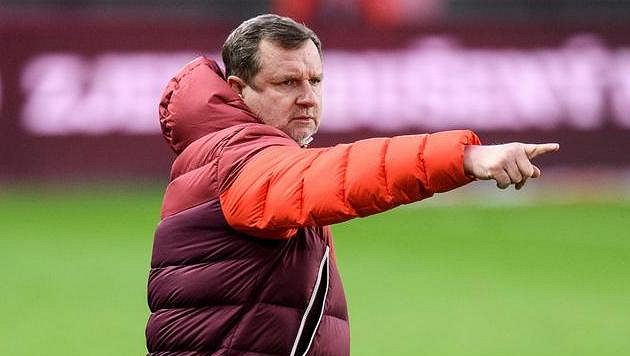 Trenér Sparty Pavel Vrba během utkání osmifinále MOL Cupu. Trenér Sparty Pavel Vrba během utkání osmifinále MOL Cupu.
