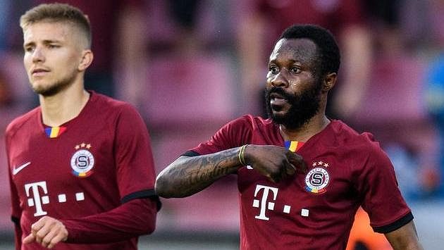 Guélor Kanga ze Sparty Praha oslavuje gól z nařízené penalty na 1:0 během utkání semifinále MOL Cupu s Plzní. Guélor Kanga ze Sparty Praha oslavuje gól z nařízené penalty na 1:0 během utkání semifinále MOL Cupu s Plzní.