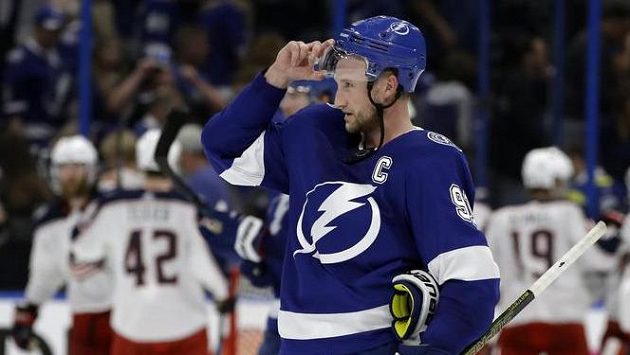 Zklamaný kapitán Tampy Bay Lightning Steven Stamkos (91) před slavícími hráči Columbusu po úvodním duelu play off. Zklamaný kapitán Tampy Bay Lightning Steven Stamkos (91) před slavícími hráči Columbusu po úvodním duelu play off.