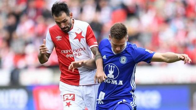 Olomoucký Lukáš Kalvach v souboji se slávistou Dannym v loňském duelu v Edenu. Olomoucký Lukáš Kalvach v souboji se slávistou Dannym v loňském duelu v Edenu.