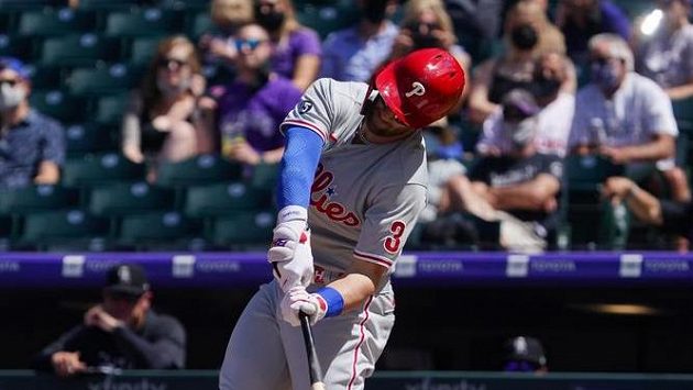 Pravé zádní pole Philadelphie Phillies Bryce Harper odpaluje míč v utkání s Coloradem. (Archivní foto) Pravé zádní pole Philadelphie Phillies Bryce Harper odpaluje míč v utkání s Coloradem. (Archivní foto)