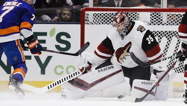 Útočník New Yorku Islanders Jordan Eberle střílí puk na brankáře Arizony Coyotes Darcyho Kuempera. Útočník New Yorku Islanders Jordan Eberle střílí puk na brankáře Arizony Coyotes Darcyho Kuempera.