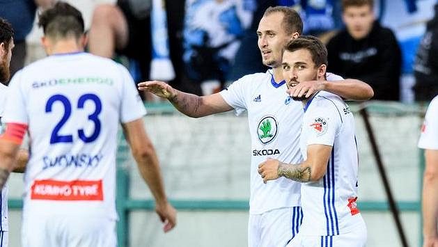 Jiří Klíma z Mladé Boleslavi oslavuje se spoluhráči gól. Jiří Klíma z Mladé Boleslavi oslavuje se spoluhráči gól.