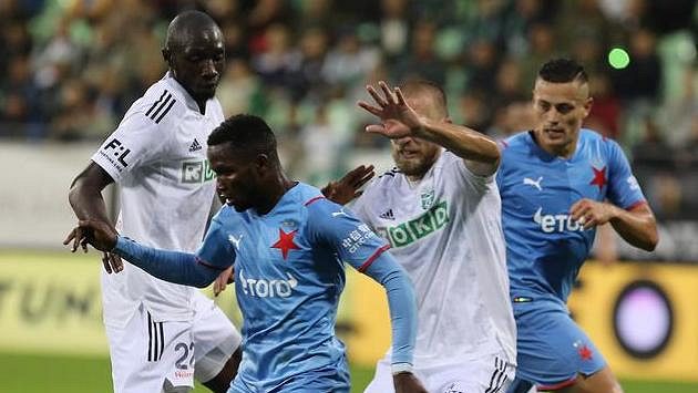Zleva Soufiane Dramé z Karviné, Ubong Ekpai ze Slavie a Martin Šindelář z Karviné. Zleva Soufiane Dramé z Karviné, Ubong Ekpai ze Slavie a Martin Šindelář z Karviné.