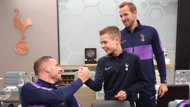 Podavač míčů Callum Hynes se zdraví s hvězdami Tottenhamu Hotspur během předzápasového obědu před utkáním proti Bournemouthu Podavač míčů Callum Hynes se zdraví s hvězdami Tottenhamu Hotspur během předzápasového obědu před utkáním proti Bournemouthu