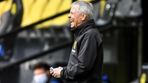 Trenér Dortmundu Lucien Favre při utkání se Schalke. Trenér Dortmundu Lucien Favre při utkání se Schalke.