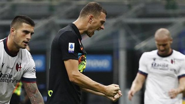 Edin Dzeko slaví pátý gól do sítě Boloni Edin Dzeko slaví pátý gól do sítě Boloni