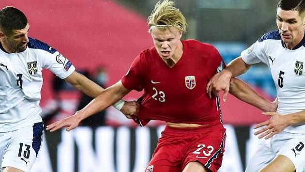 Erling Braut Haaland se prodírá obranou Srbska Erling Braut Haaland se prodírá obranou Srbska