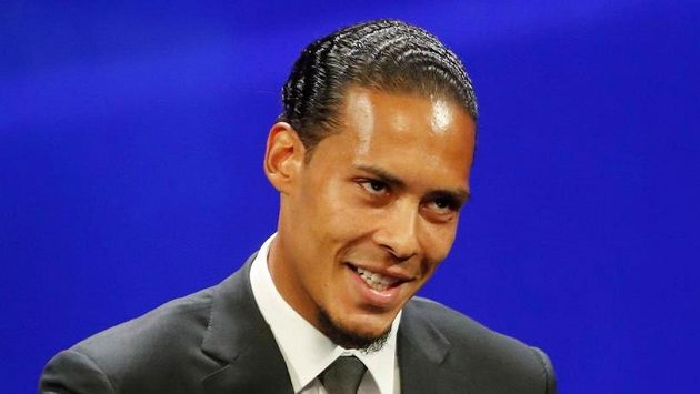 Liverpoolský obránce Virgil van Dijk při ceremoniálu. Liverpoolský obránce Virgil van Dijk při ceremoniálu.