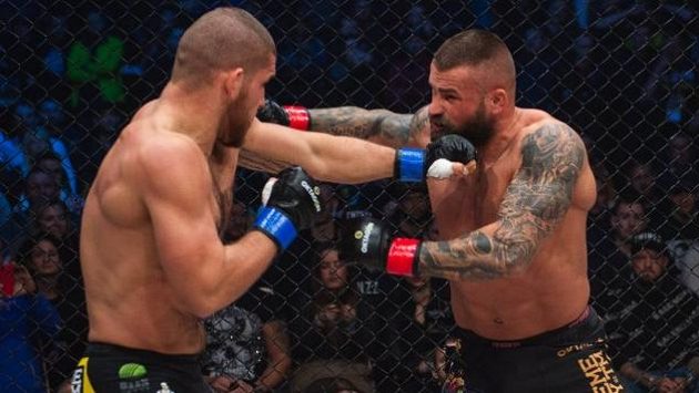 Karlos Vémola (vpravo) na galavečeru organizace OKTAGON MMA v Ostravě. Karlos Vémola (vpravo) na galavečeru organizace OKTAGON MMA v Ostravě.