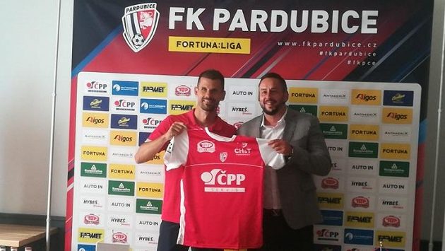 Předseda Sboru jednatelů ČPP Servis David Krňávek a kapitán fotbalistů Pardubic Jan Jeřábek (vlevo) s novým dresem pro novou sezonu. Předseda Sboru jednatelů ČPP Servis David Krňávek a kapitán fotbalistů Pardubic Jan Jeřábek (vlevo) s novým dresem pro novou sezonu.