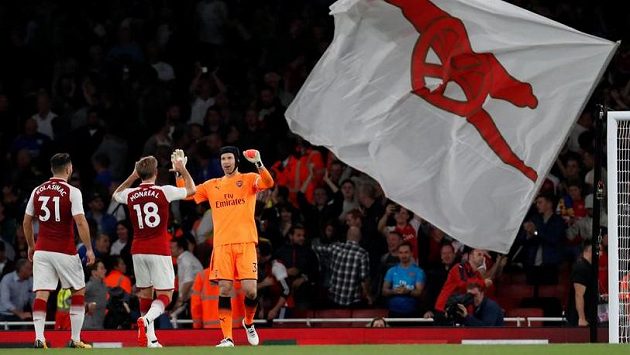 Brankář Petr Čech, Nacho Monreal a Sead Kolašinac se radují z výhry Arsenalu nad Leicesterm. Brankář Petr Čech, Nacho Monreal a Sead Kolašinac se radují z výhry Arsenalu nad Leicesterm.