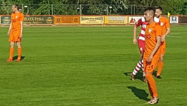 Fotbalisté Živanic v akci během jarní části České fotbalové ligy. Fotbalisté Živanic v akci během jarní části České fotbalové ligy.