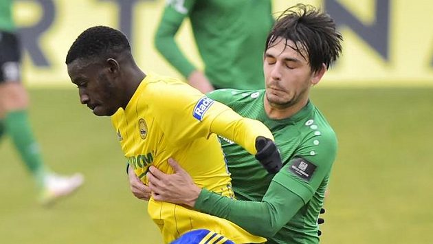 Fotbalisté Youba Dramé ze Zlína (vlevo) a Jaroslav Tregler z Příbrami bojují o balon. Fotbalisté Youba Dramé ze Zlína (vlevo) a Jaroslav Tregler z Příbrami bojují o balon.