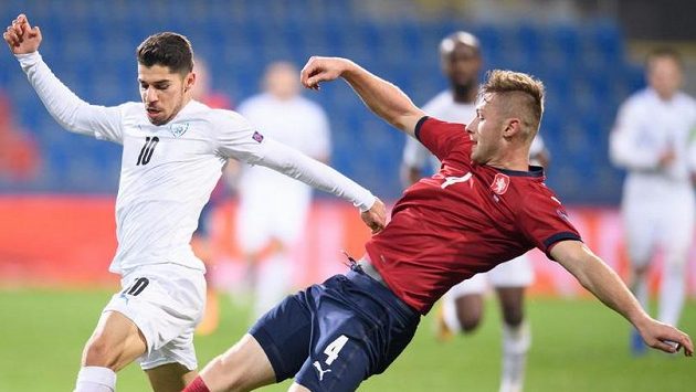 Dia Seba z Izraele a český obránce Jakub Brabec během utkáním Ligy národů. Dia Seba z Izraele a český obránce Jakub Brabec během utkáním Ligy národů.