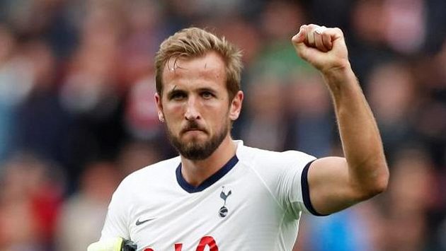 Hvězda Tottenhamu Hotspur Harry Kane zdraví fanoušky. Hvězda Tottenhamu Hotspur Harry Kane zdraví fanoušky.