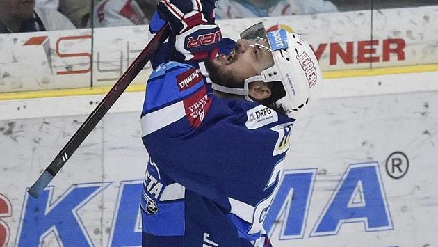 Kometa ovládla druhý zápas v prodloužení. Martin Zaťovič se raduje z rozhodujícího gólu, který dal Peter Mueller. Kometa ovládla druhý zápas v prodloužení. Martin Zaťovič se raduje z rozhodujícího gólu, který dal Peter Mueller.