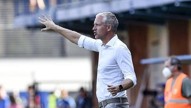 Trenér Olomouce Václav Jílek koučuje mužsto během utkání ve Zlíně. Trenér Olomouce Václav Jílek koučuje mužsto během utkání ve Zlíně.