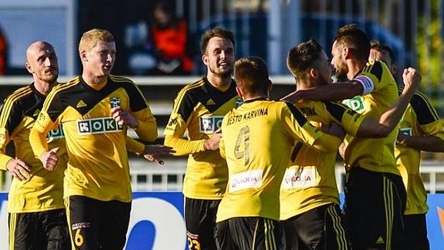 Radek Voltr (třetí zprava) z Karviné oslavuje se spoluhráči gól. Radek Voltr (třetí zprava) z Karviné oslavuje se spoluhráči gól.