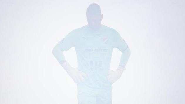 Brankář Baníku Ostrava Jan Laštůvka v dýmu od světlic fanoušků během utkání na Slavii. Brankář Baníku Ostrava Jan Laštůvka v dýmu od světlic fanoušků během utkání na Slavii.