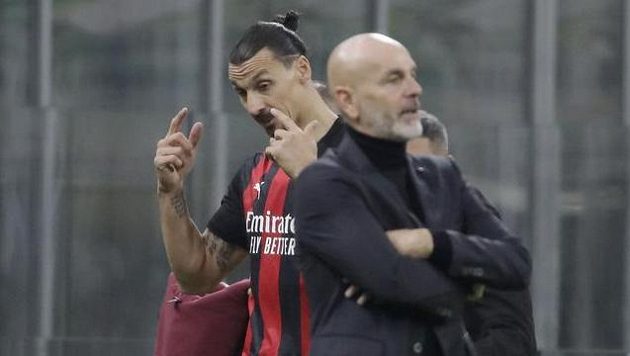Gesta Zlatana Ibrahimovice během střídání v duelu s Lille. Gesta Zlatana Ibrahimovice během střídání v duelu s Lille.