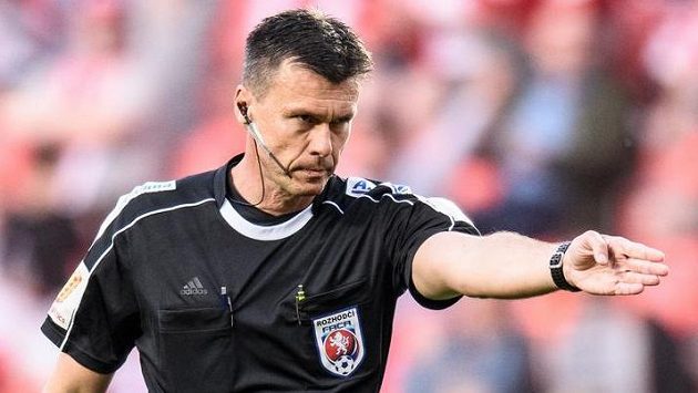 Penalta! Rozhodčí Pavel Franěk během utkání Slavia - Plzeň. Penalta! Rozhodčí Pavel Franěk během utkání Slavia - Plzeň.