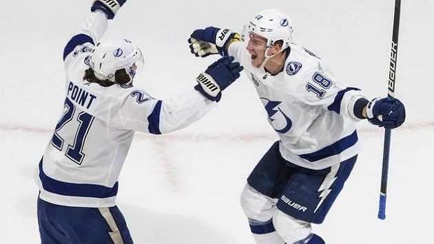 Brayden Point a Ondřej Palát se radují z branky Brayden Point a Ondřej Palát se radují z branky