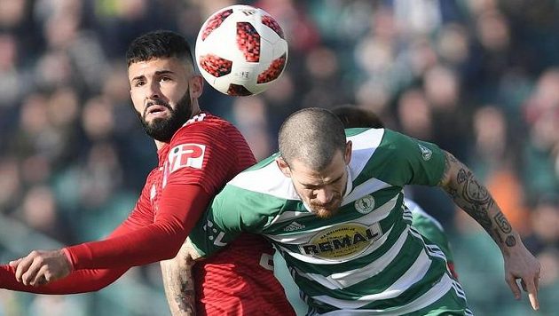 Olomoucký útočník Jakub Yunis (vlevo) v souboji s Davidem Bartkem z Bohemians 1905. Olomoucký útočník Jakub Yunis (vlevo) v souboji s Davidem Bartkem z Bohemians 1905.