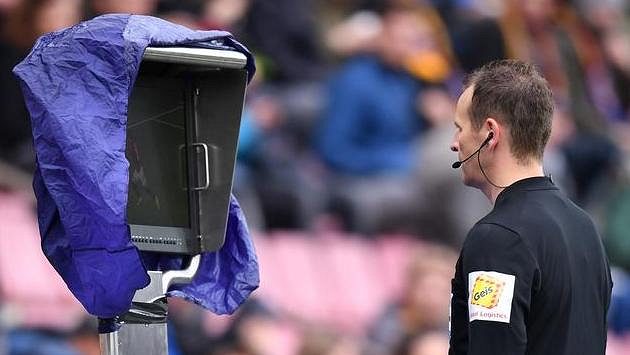 Rozhodčí Pavel Královec studuje video před nařízením penalty pro Spartu. Rozhodčí Pavel Královec studuje video před nařízením penalty pro Spartu.