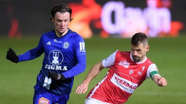 Martin Nešpor ze Sigmy Olomouc (vlevo) a Jan Jeřábek z Pardubic během utkání. Martin Nešpor ze Sigmy Olomouc (vlevo) a Jan Jeřábek z Pardubic během utkání.