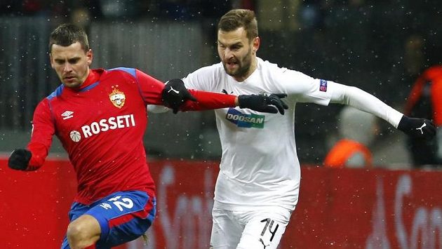 Fotbalista CSKA Moskva Georgi Ščennikov (vlevo) v souboji s Radimem Řezníkem z Viktorie Plzeň během utkání Ligy mistrů. Ilustrační snímek. Fotbalista CSKA Moskva Georgi Ščennikov (vlevo) v souboji s Radimem Řezníkem z Viktorie Plzeň během utkání Ligy mistrů. Ilustrační snímek.