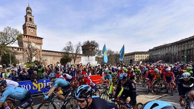Peloton během závodu Milán-San Remo - ilustrační foto. Peloton během závodu Milán-San Remo - ilustrační foto.