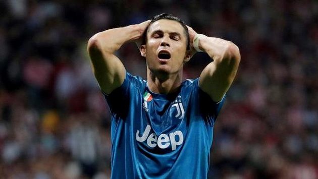Cristiano Ronaldo v dresu Juventusu Turín lituje zahozené šance během prvního kola nového ročníku Ligy mistrů proti Atlétiku Madrid. Cristiano Ronaldo v dresu Juventusu Turín lituje zahozené šance během prvního kola nového ročníku Ligy mistrů proti Atlétiku Madrid.