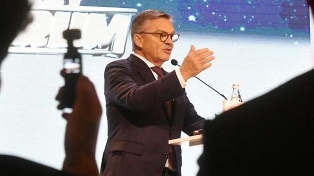 Prezident Mezinárodní hokejové federace IIHF René Fasel. Prezident Mezinárodní hokejové federace IIHF René Fasel.
