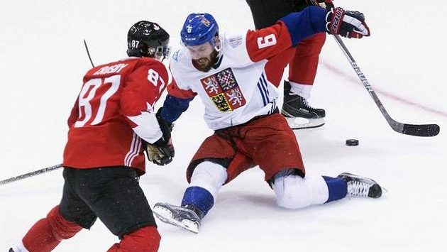 Bek Michal Kempný nezastavil přihrávku kanadského útočníka Sidneyho Crosbyho (87) na Brada Marchanda. Bek Michal Kempný nezastavil přihrávku kanadského útočníka Sidneyho Crosbyho (87) na Brada Marchanda.