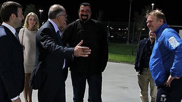 Steven Seagal (druhý zprava) před tréninkem týmu Roberta Prosinečkiho (vpravo). Steven Seagal (druhý zprava) před tréninkem týmu Roberta Prosinečkiho (vpravo).