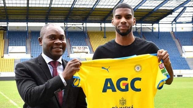 Fotbalisty Teplic posílil útočník Martins Toutou Mpondo. Vlevo jeho agent Daniel Chrysostome. Fotbalisty Teplic posílil útočník Martins Toutou Mpondo. Vlevo jeho agent Daniel Chrysostome.