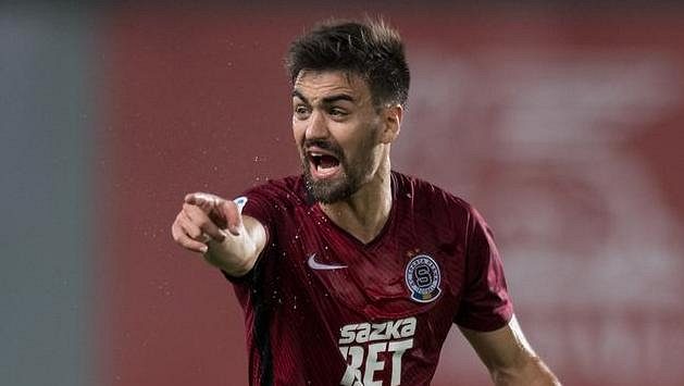 Sparťan David Hovorka ze Sparty Praha během utkání se Slováckem. Sparťan David Hovorka ze Sparty Praha během utkání se Slováckem.