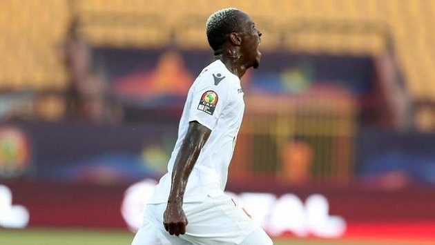 Fotbalista Guiney Mohamed Yattara oslavuje jeden ze svých dvou gólů proti Burundi. Fotbalista Guiney Mohamed Yattara oslavuje jeden ze svých dvou gólů proti Burundi.