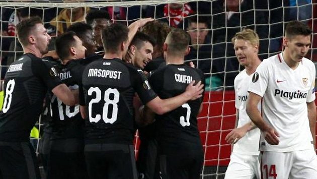 Slávisté oslavují Králův gól v Seville. Slávisté oslavují Králův gól v Seville.